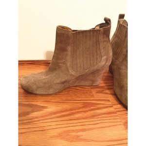 EUC DV by Dolce Vita Suede wedge booties sz8.5